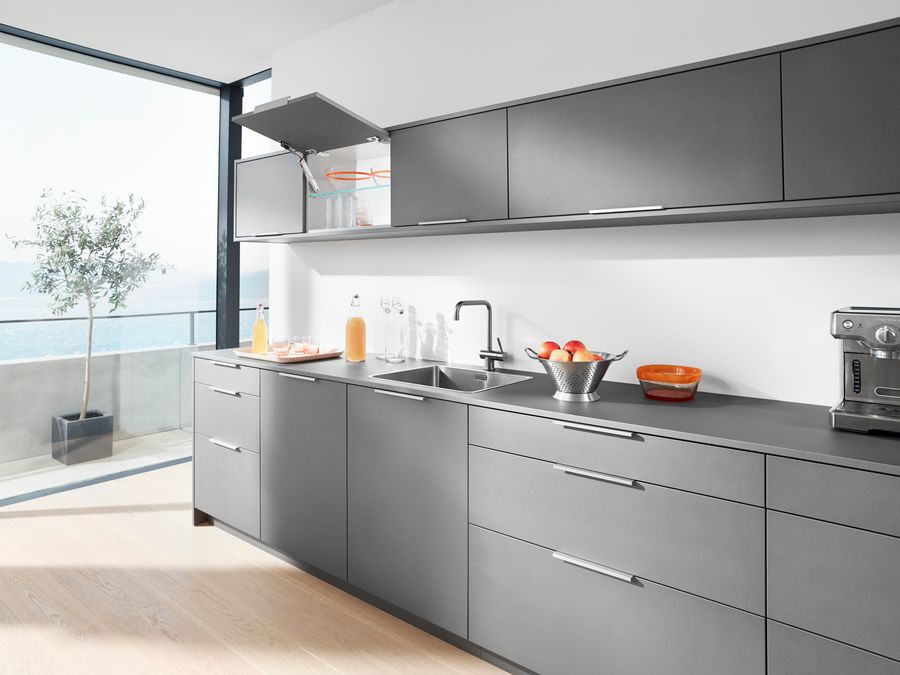 AVENTOS HK-XS: Photo of wall cabinet in the kitchen environment