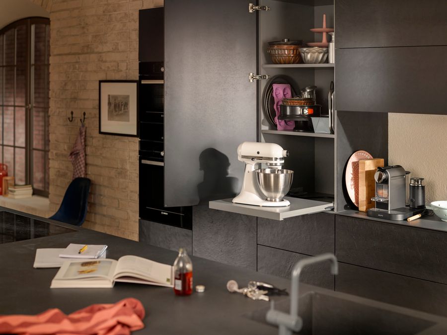 Pull-out shelf lock with MOVENTO
